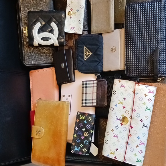 Luxury wallets.Pre- loved items.NOT NEW All flaws shown on picture or live show. - Picture 1 of 2